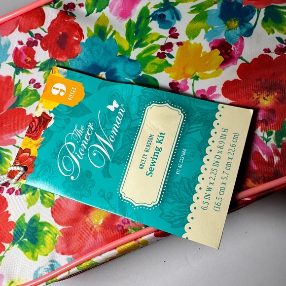 The Pioneer Woman Breezy Blossom Sewing Kit - Picture 5 of 5